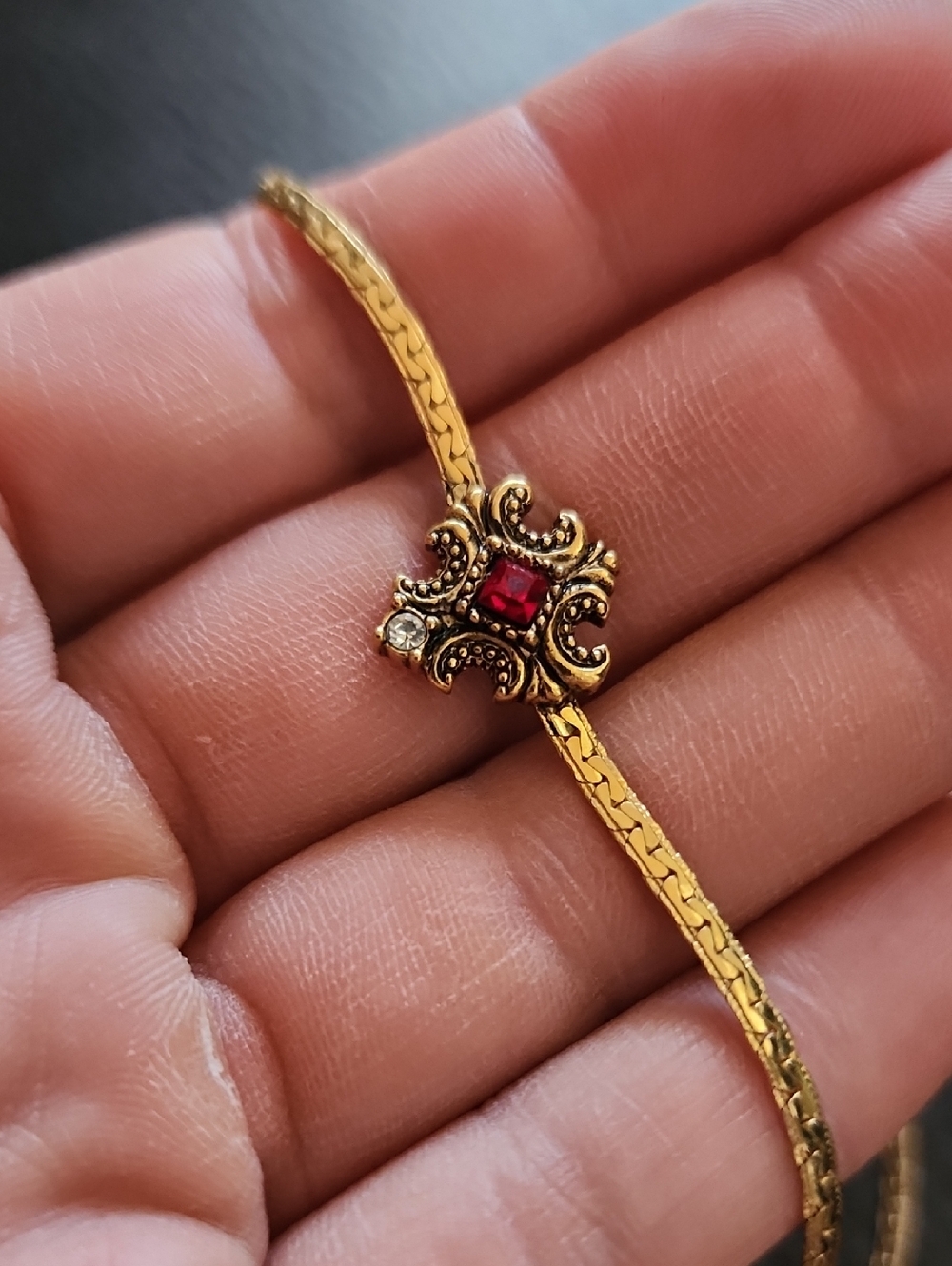 VTG Avon Gold Tone Women's Necklace with Red Gem Accent - Picture 4 of 9